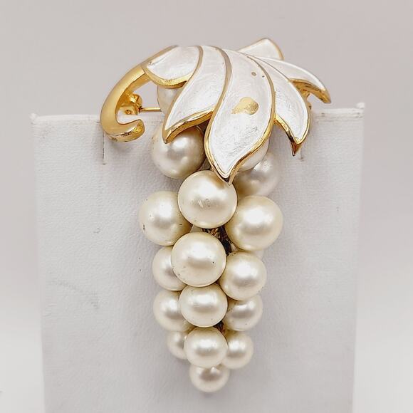 Vintage Alice Caviness Grape Cluster Brooch, White Enamel Leaf, Faux Pearls - Picture 7 of 10